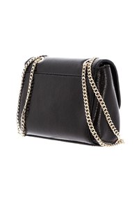 Sac à main en simili cuir noir de forme rectangulaire, avec une bandoulière en chaîne argentée et une texture lisse. Design minimaliste sans accents supplémentaires.