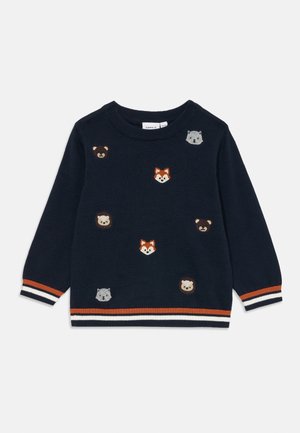 Granatowy sweter dziecięcy z haftowanymi zwierzęcymi twarzami oraz paskowanymi mankietami i dołem w kolorze pomarańczowym, białym i granatowym.
