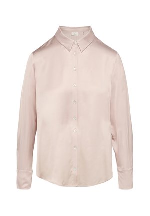 Chemise en satin rose clair avec un col classique, des manches longues et une fermeture à boutons. Présente une texture lisse et une coupe ajustée.