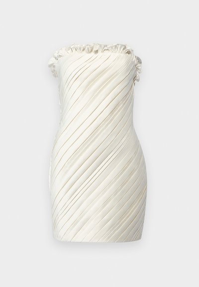 Strapless, zijden jurk in ivoor met een golvende, geplooide uitstraling. Bevat een geraffineerde halslijn en een getailleerde pasvorm. Zachte textuur door het geheel.