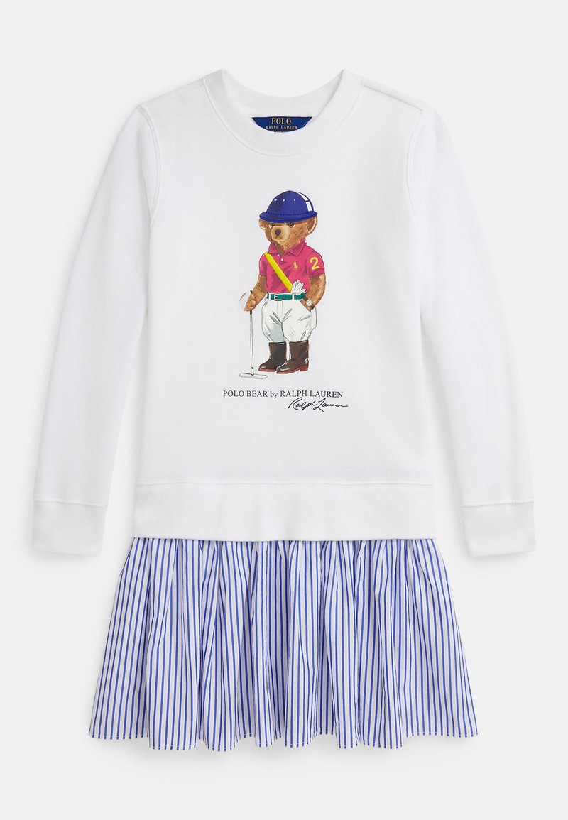 Λευκό φόρεμα με μακριά μανίκια και ριγέ πλισέ φούστα σε μπλε και λευκό, με εκτύπωση αρκούδας σε σχέδιο πόλο πουκαμίσου στο μπροστινό μέρος.