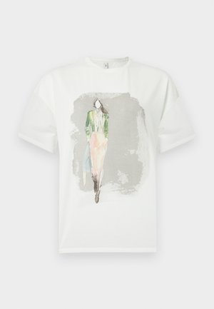 Hvid t-shirt med et akvarelillustration af en figur i en grøn blazer og en lyserød nederdel mod en grå baggrund. Korte ærmer.