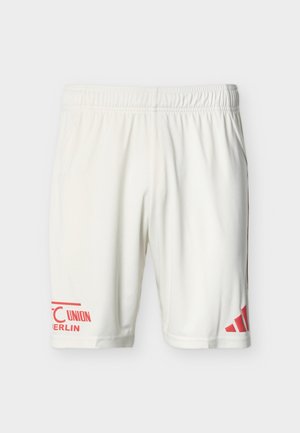 Baltos sportinės šortai su elastiniu juosmeniu, kairėje kojoje raudonas užrašas „FC Union Berlin“, dešinėje kojoje raudonas Adidas logotipas.
