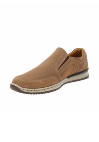 Zapato sin cordones con parte superior sintética perforada en tono marrón claro, acentos en marrón oscuro contrastante y suela de goma flexible con costuras blancas.