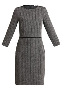 Sort-hvid ternet kjole med lange ærmer, tætsiddende talje, rund udskæring og lynlås bagpå. Glat tekstur med subtilt mønster.