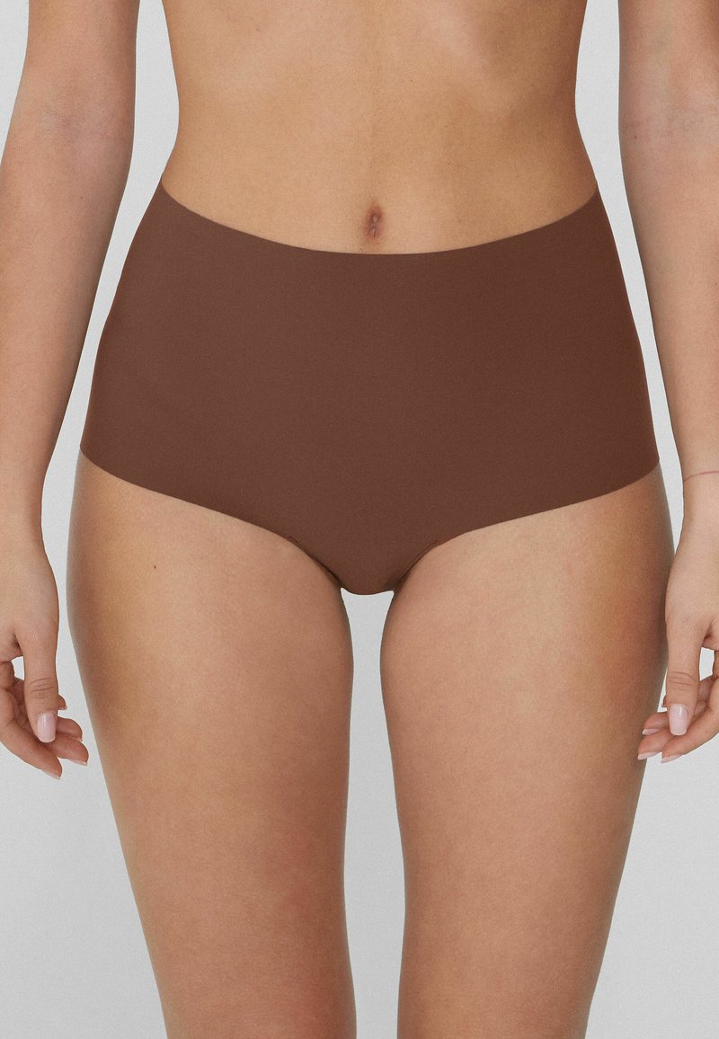 Brązowe majtki o wysokim staniku, wykonane z gładkiego, elastycznego materiału. Posiadają bezszwowy design i wygodny pas, zapewniając pełne zakrycie.