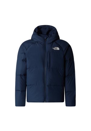 Tengerészkék színű, bélelt téli kabát kapucnival, cipzáras záródással, oldalzsebekkel és logóval a bal mellrészen. Simább tapintású és steppelt kialakítású.