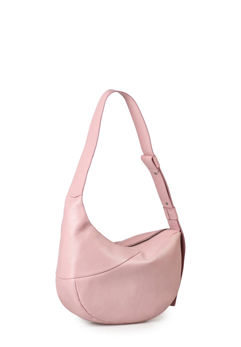 Borsa a spalla in pelle rosa soft con una singola tracolla regolabile e chiusura a zip superiore, design con fondo arrotondato.