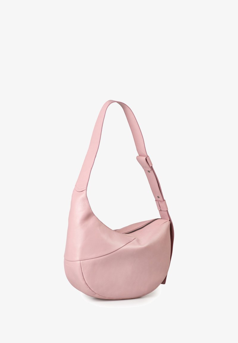 Zachte roze leren schoudertas met een enkele verstelbare schouderband en een bovenste ritsluiting, met een afgeronde bodemontwerp.