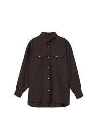 Σκούρο καφέ πουκάμισο με μακριά μανίκια, με κουμπιά στο μπροστινό μέρος, δύο τσέπες στο στήθος με καπάκια και λευκά κουμπιά ως διακοσμητικά. Λείο υλικό.