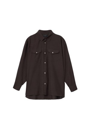 Mørkebrun skjorte med lange ærmer, knaplukning foran, to brystlommer med klapper og hvide knapdetaljer. Glat stoftekstur.