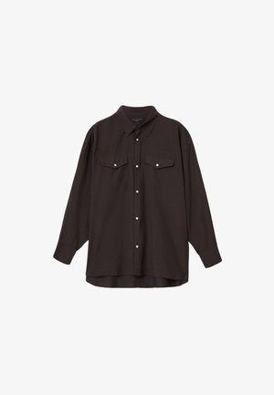 Mørk brun langermet skjorte med knappestolpe foran, to brystlommer med klaff, og hvite knapper som detaljer. Glatt stofftekstur.