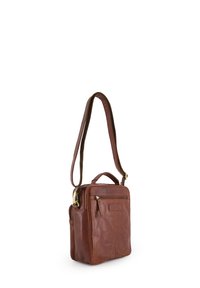 Sac à épaule en cuir brun avec une forme rectangulaire structurée, une poignée supérieure, une sangle ajustable et une poche zippée à l'avant.