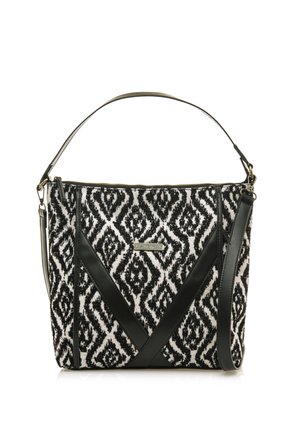 Borsa a mano in tessuto con motivo bianco e nero, dal design strutturato, caratterizzata da dettagli in pelle nera e una tracolla removibile.