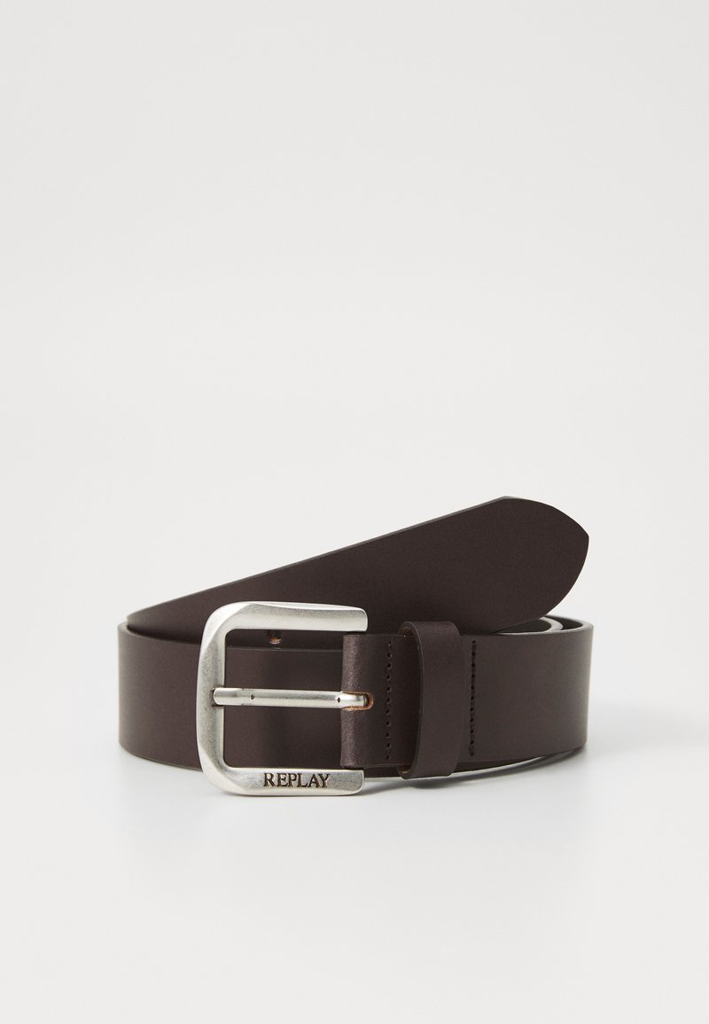 Bruine leren riem met een zilveren metalen gesp, met het merknaam "REPLAY" gegraveerd. Gladde textuur, klassiek ontwerp en een spitse punt.