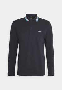 Kraťasy s dlouhým rukávem v tmavě námořnické hmotě. Obsahuje klasický límec s vícebarevnými pruhovanými akcenty a malým bílým logem "BOSS".