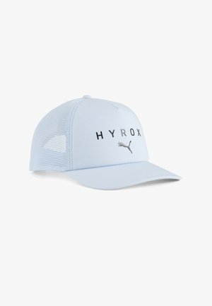 Lichtblauw mesh baseballpetje met de tekst "HYROX" en het Puma-logo op het voorpaneel, gebogen klep, zijaanzicht op witte achtergrond.