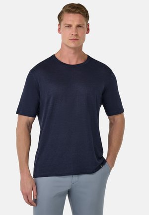 Marineblå t-shirt med korte ærmer fremstillet i et glat, let stof og med rund hals. Har en subtil tekstur og detaljer i sidesømmene.