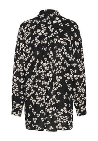 Blumenbluse mit schwarzem Hintergrund, die weiße und rote Blumenmuster aufweist, einen Kragen, lange Ärmel und eine lockere Passform hat.
