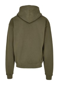 Olivgrön hoodie med en avslappnad passform, med dragsnodd i huooden, ribbade ärmslut och nederkant, tillverkad av en mjuk bomullsblandning.