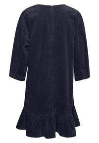 Marineblaues Cordkleid mit Dreiviertelärmeln, rüschigem Saum und dezenten vertikalen Streifen. Verfügt über einen Reißverschluss im Rücken und geraffte Ärmeldetails.