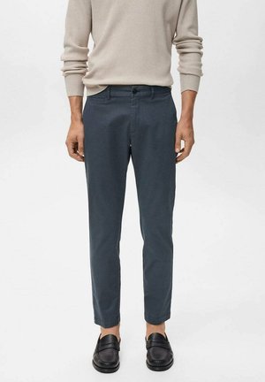 Pantaloni grigi scuri realizzati in tessuto leggero, con vestibilità dritta, tasche laterali e chiusura con bottone frontale.