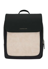Zwarte en beige rugzak met een glad oppervlak, klepsluiting, bovenhandgreep en gouden logo-accent. Beschikt over een ritszak aan de zijkant.