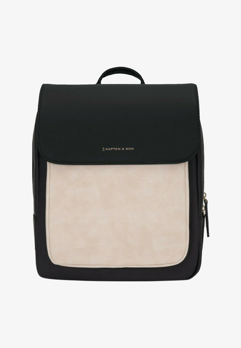 Zwarte en beige rugzak met een glad oppervlak, klepsluiting, bovenhandgreep en gouden logo-accent. Beschikt over een ritszak aan de zijkant.