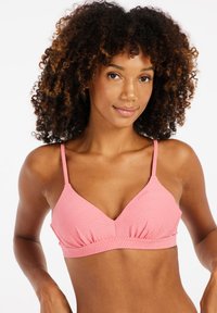 Top bikini rosa con forma triangolare, motivo testurizzato, spalline regolabili e dettaglio centrale arricciato. Adatto per costumi da bagno.