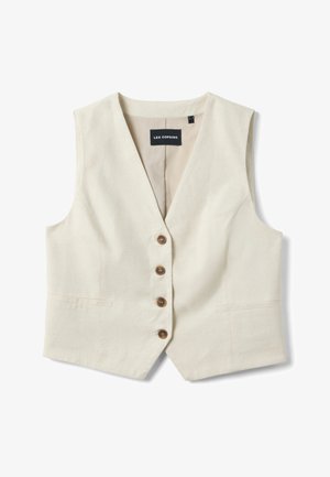 Gilet sans manches couleur crème avec col en V, quatre boutons marron, deux poches latérales et une étiquette noire "LES COPAINS" à l'intérieur du col.