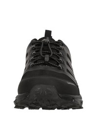 Sorte udendørs sko med en tekstureret mesh-overdel, der har elastiske snørebånd, en holdbar gummisål og et kontureret design for stabilitet.