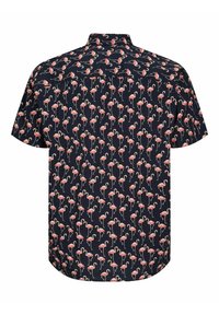 Camisa de manga corta con fondo azul marino y un patrón repetido de flamencos rosas, con cuello abotonado y un corte relajado.