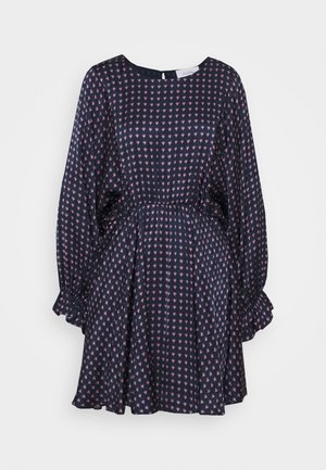 Vestido azul marino con cuello redondo, mangas largas abullonadas y cintura elástica. Presenta pequeños patrones de corazones rosas y una falda fluida.