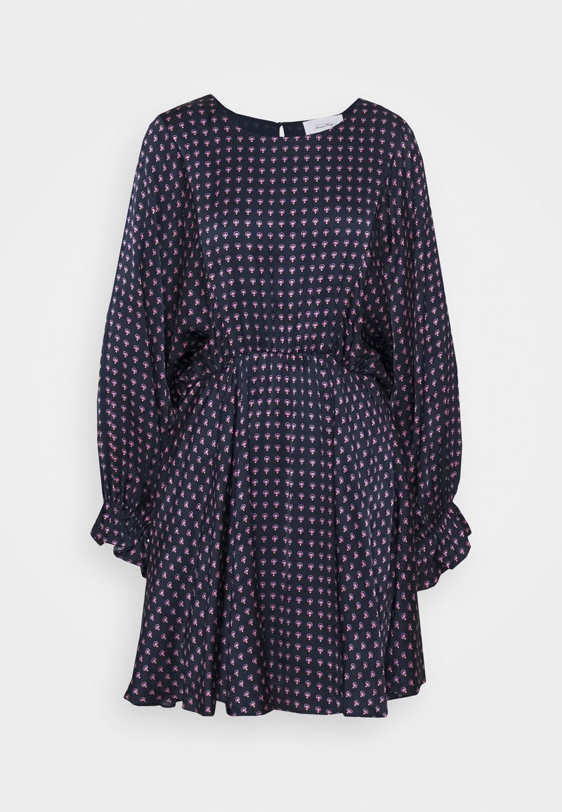 Marinblå klänning med rund halsringning, långa puffärmar och elastisk midja. Har små rosa hjärtmönster och en svängd kjol.