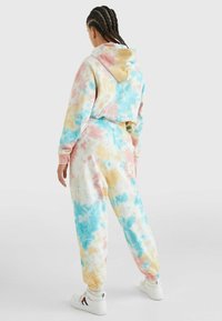 Tommy Jeans VARSITY BOXY  - Sweat à capuche - tie dye multi