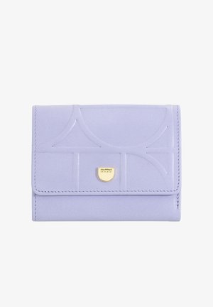 Portefeuille en cuir violet avec un design géométrique embossé, doté d'un fermoir en ton doré et de surpiqûres contrastantes. Forme rectangulaire compacte.