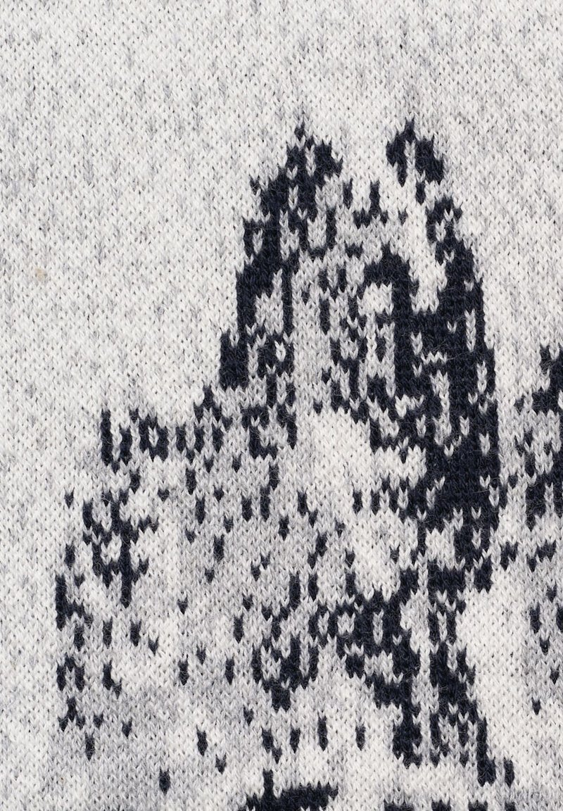 Strickstoff mit einem monochromen Design in dunkelgrau auf einem hellgrauen Hintergrund, mit einer strukturierten, leicht unebenen Oberfläche.