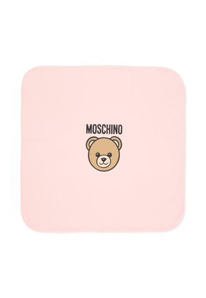 Coperta quadrata rosa chiaro con angoli arrotondati che presenta una grafica centrata con la faccia di un orso e la parola "MOSCHINO" sopra.