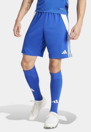 Blå atletikshorts lavet af letvægtsmateriale med hvide sidepaneler og et design med tre striber, parret med blå sokker og hvide støvler.