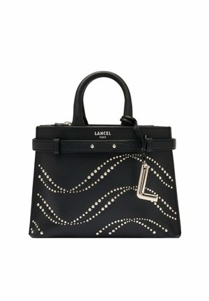 Sac à main noir Lancel avec deux poignées, motifs ondulés à clous argentés, et un charm "L" argenté suspendu.