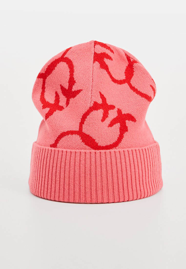 Rosa gestrickte Mütze mit geripptem Bündchen, die mit einem sich wiederholenden roten grafischen Muster versehen ist. Das Material hat eine glatte Textur und eine elastische Passform.