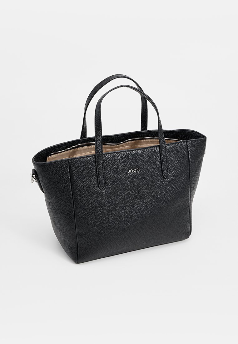 Schwarze, strukturierte Leder-Totetasche mit zwei stabilen Griffen, einem Reißverschluss und einem hellen Innenraum. Markenlogo auf der Vorderseite eingestanzt.