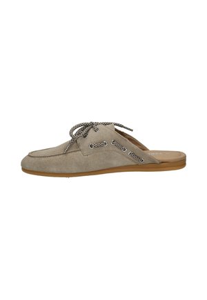 Lichtbruine suède slip-on schoen met veterdetail en platte rubberen zool, ontworpen als een mule in loaferstijl zonder achterkant.