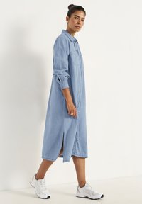 Cellbes of Sweden WITH SIDE POCKETS - Jeansklänning - medium blue denim