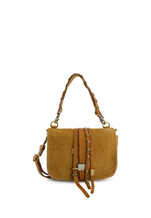 Sac à épaule en daim marron avec des sangles décoratives en cuir ornées de clous et de boucles métalliques, et une bandoulière réglable.