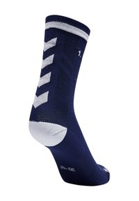 Granatowa sportowa skarpeta z białymi akcentami na pięcie i palcach. Posiada teksturowane wzory oraz trzy białe szewrony po bokach.