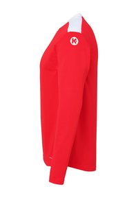 Rød langærmet trøje lavet af syntetisk stof med en hvid skulderaccent og et cirkulært logo på venstre ærme.