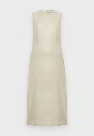 Ermeløs beige midi-kjole med høy rund hals, innsvingt midje og glidelås bak på ensfarget bakgrunn.