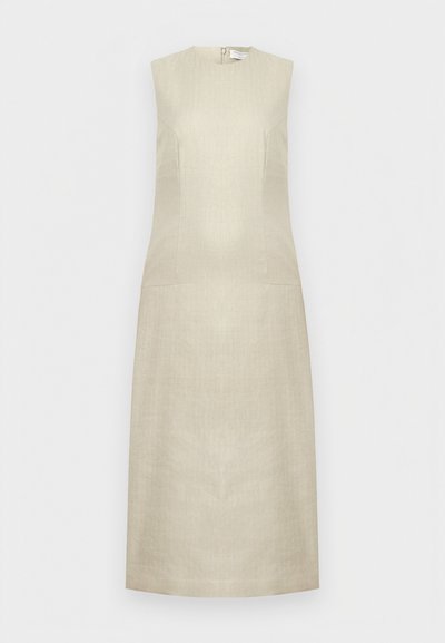 Μπεζ midi φόρεμα χωρίς μανίκια με ψηλό στρογγυλό λαιμόκοψη, εφαρμοστή μέση και φερμουάρ στην πλάτη σε μονόχρωμο φόντο.