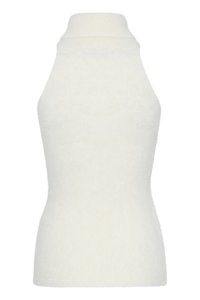Kremfarget ermeløs strikket topp med høy krage, myk tekstur, tettsittende design og minimal sømdetaljering ved bunnen.